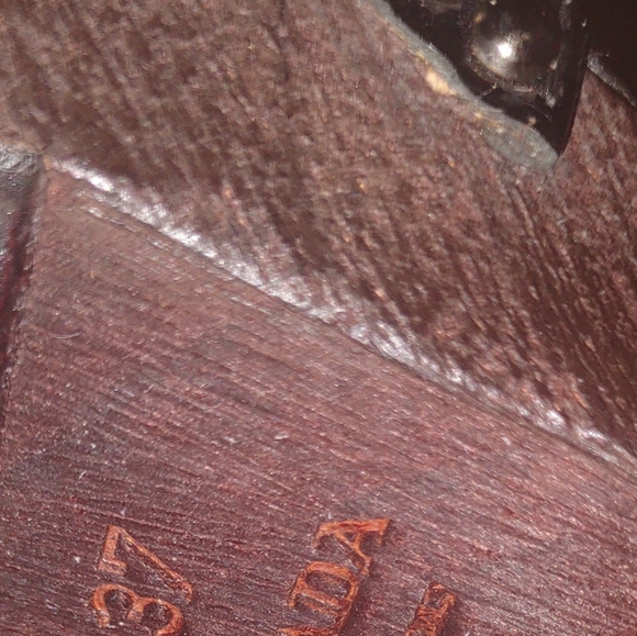 Black patent leather Prada t strap wooden pumps with semi pointed toes - Picture 3 of 15